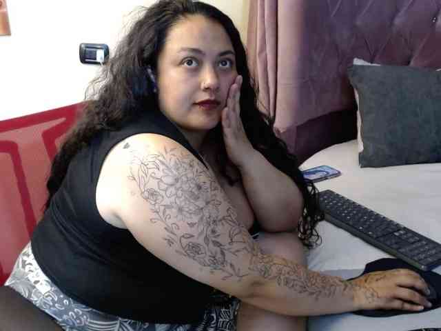 AvaCurvy webcam