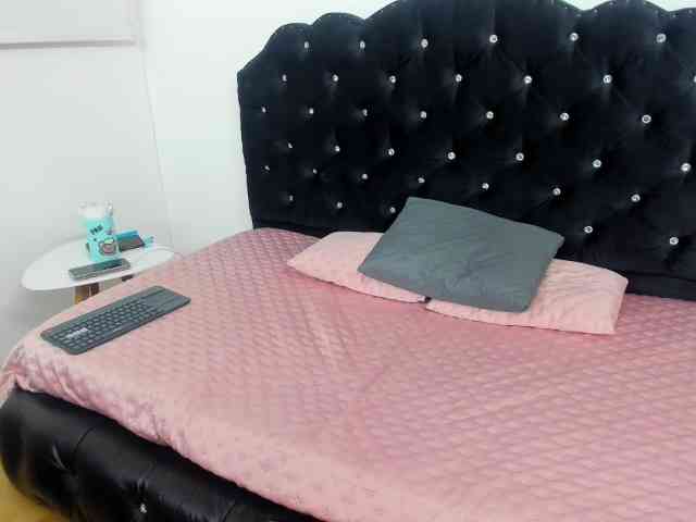 AvaCurvy webcam