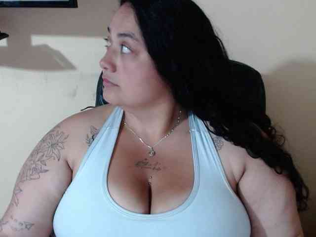 AvaCurvy webcam
