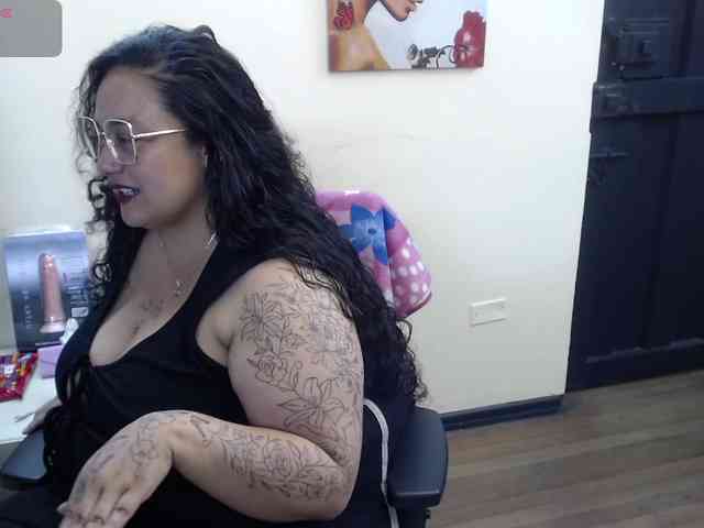 AvaCurvy webcam