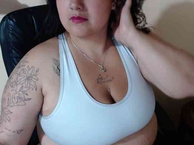 AvaCurvy webcam