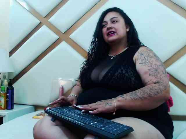 AvaCurvy webcam