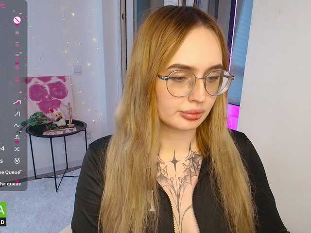 AdeLuna live cam on BongaCams