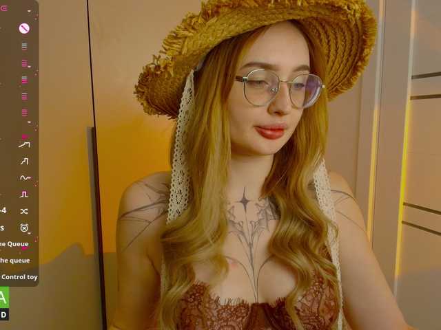 AdeLuna live cam on BongaCams