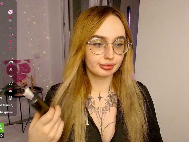 AdeLuna live cam on BongaCams