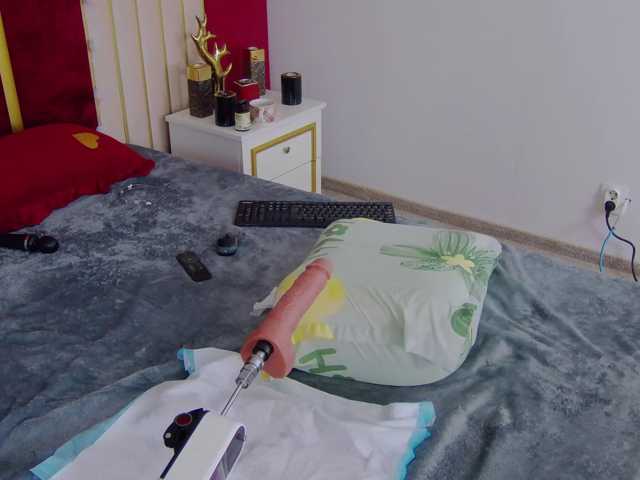 AuraMilf live cam preview