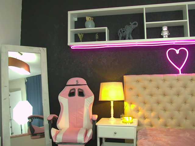 AuraMilf's BongaCams show and profile