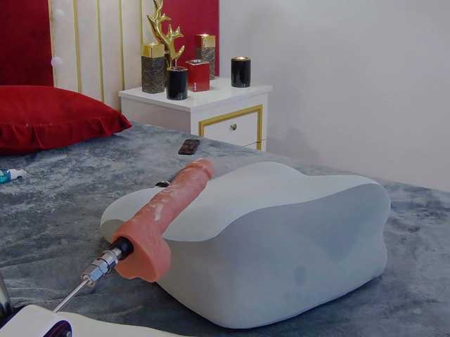 AuraMilf live cam preview