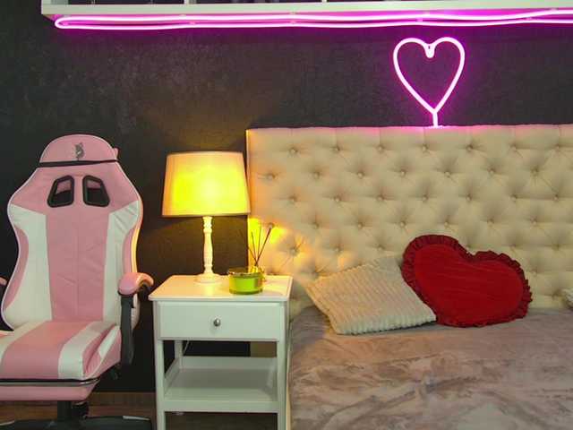 AuraMilf's BongaCams show and profile