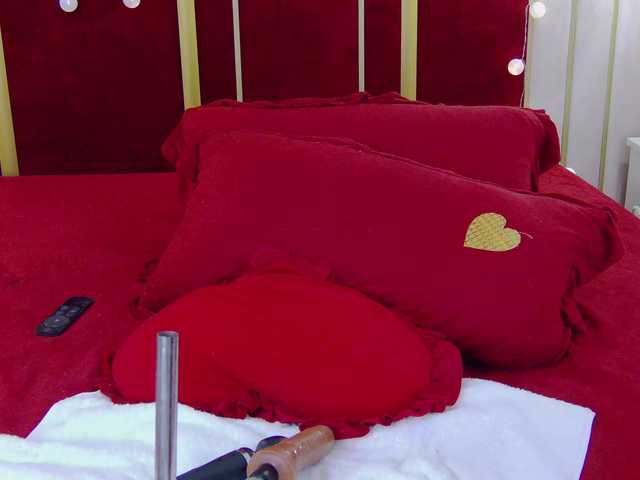 AuraMilf live cam preview