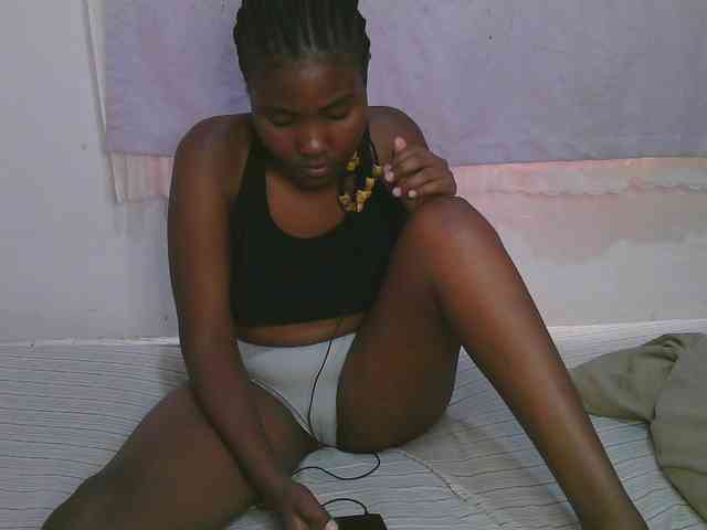 Cute-latasha webcam