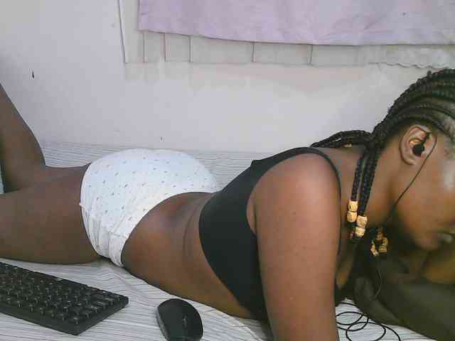 Cute-latasha webcam