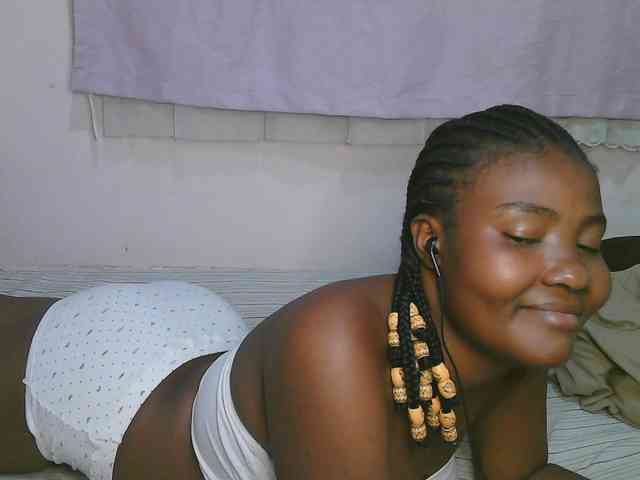 Cute-latasha webcam