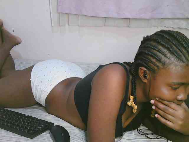 Cute-latasha webcam