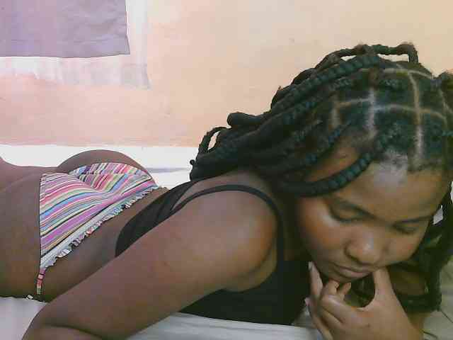 Cute-latasha webcam