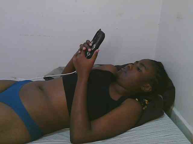 Cute-latasha webcam