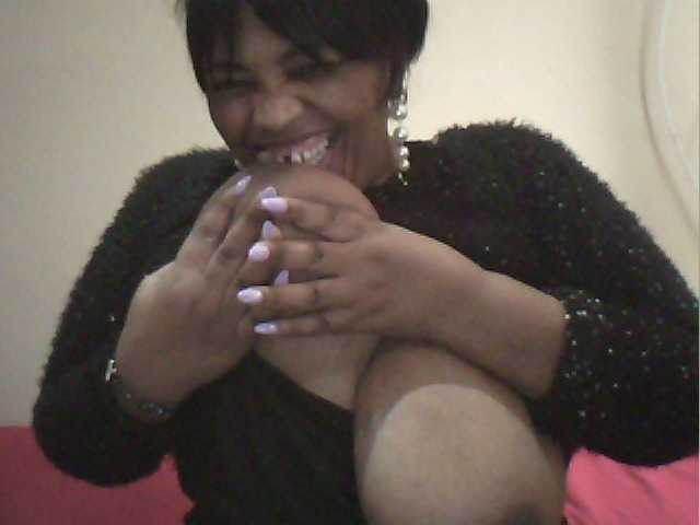 le modèle MyDDBOOBIES est en webcam porno dans un show sur le site bongacams, il possède les tags suivants: Ebony,Brunette,Hairy