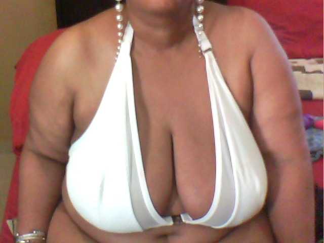 le modèle MyDDBOOBIES est en webcam porno dans un show sur le site bongacams, il possède les tags suivants: Ebony,Brunette,Hairy
