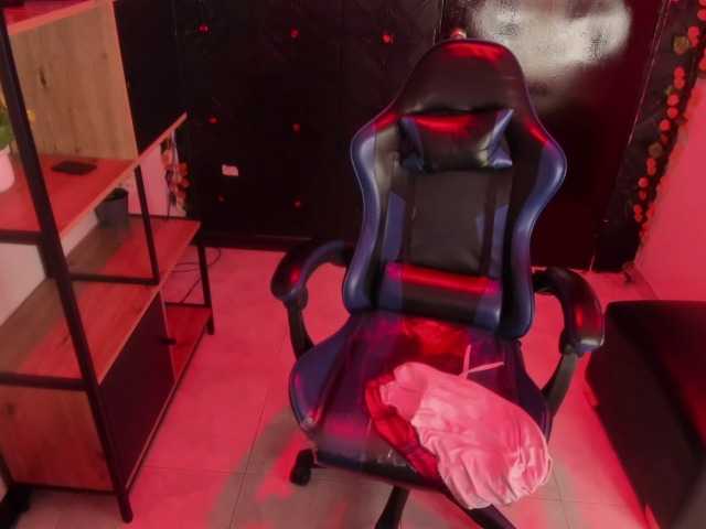 Chat with ChloeLombardi live cam