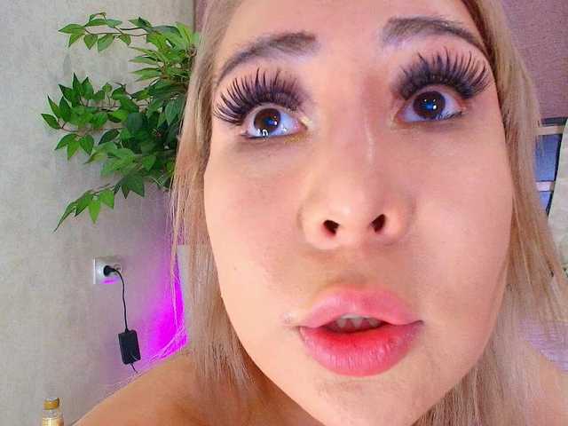 Juliannae live cam on BongaCams
