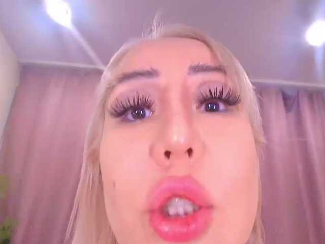Juliannae live cam on BongaCams