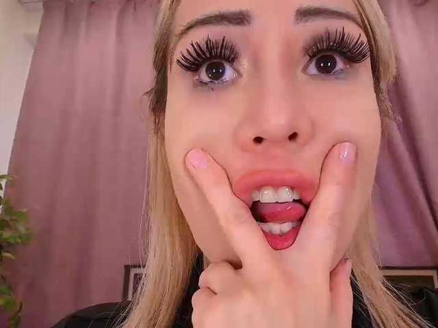 Juliannae live cam preview