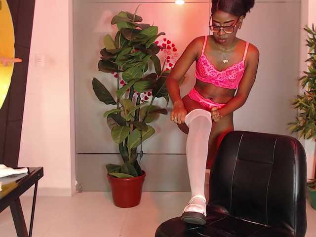 le modèle MelodyBlazze est en webcam porno dans un show sur le site bongacams, il possède les tags suivants: Ebony,Brunette,Shaved