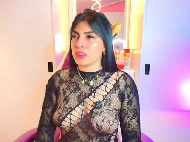 le modèle NAOMIAMAZING01 est en webcam porno dans un show sur le site bongacams, il possède les tags suivants: Latino/Hispanic,Brunette,Shaved