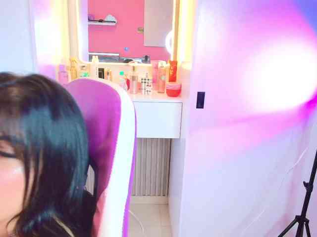 NAOMIAMAZING01 webcam