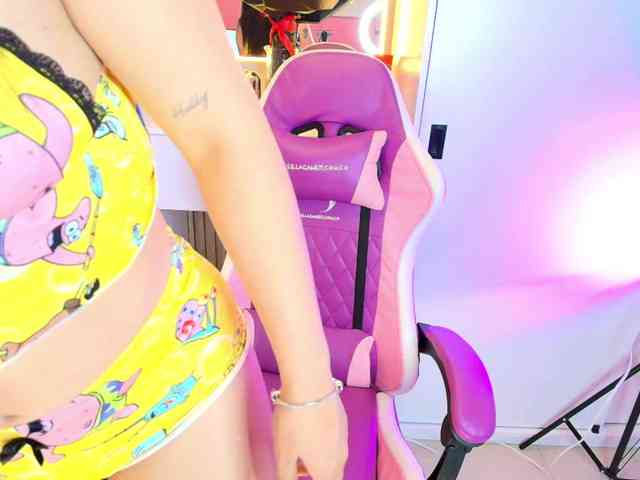 NAOMIAMAZING01 webcam