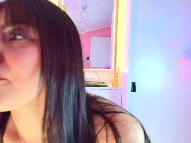 NAOMIAMAZING01 webcam