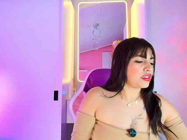 NAOMIAMAZING01 webcam