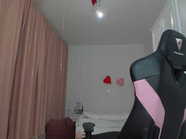 c4ssie's BongaCams show and profile