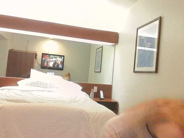 Pizzedwife live cam on BongaCams