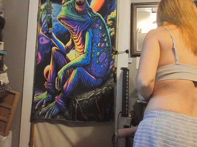Pizzedwife live cam on BongaCams