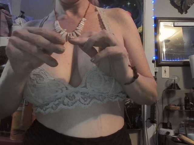 Pizzedwife live cam on BongaCams