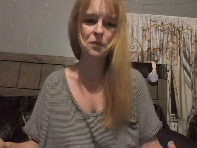 Pizzedwife live cam on BongaCams