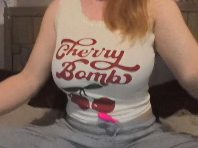 Pizzedwife live cam on BongaCams
