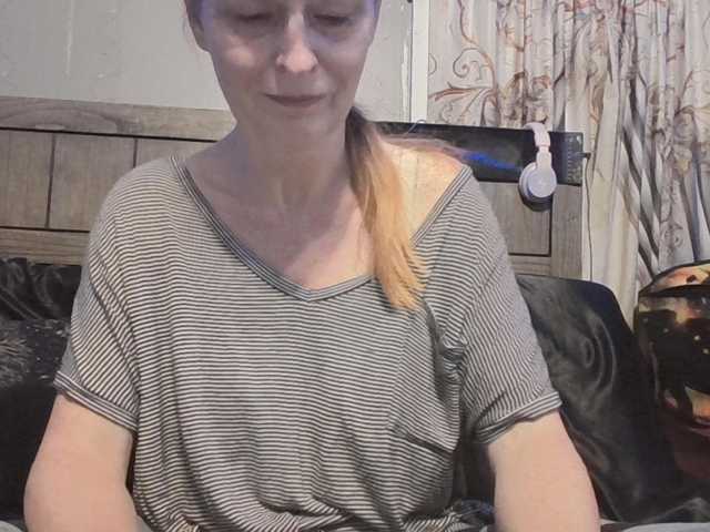 Pizzedwife live cam on BongaCams