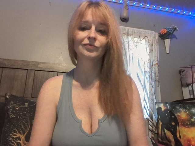 Pizzedwife live cam on BongaCams
