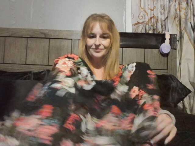 Pizzedwife live cam on BongaCams