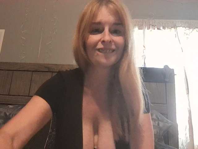 Pizzedwife live cam on BongaCams