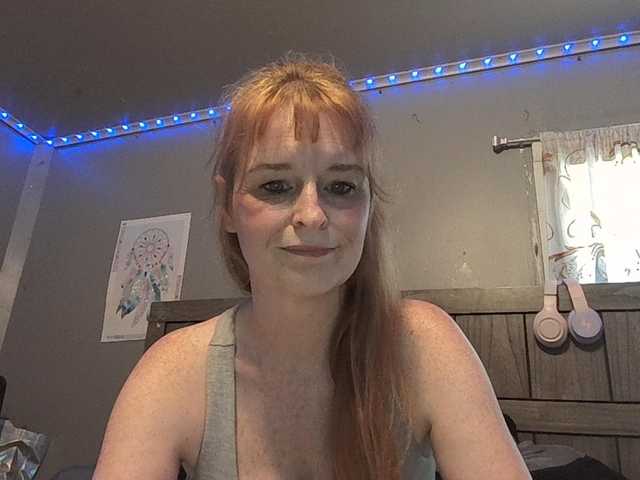 Pizzedwife's BongaCams show and profile