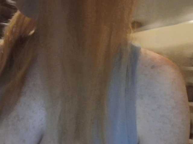 Pizzedwife live cam on BongaCams