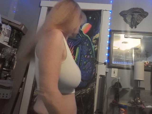 Pizzedwife live cam on BongaCams