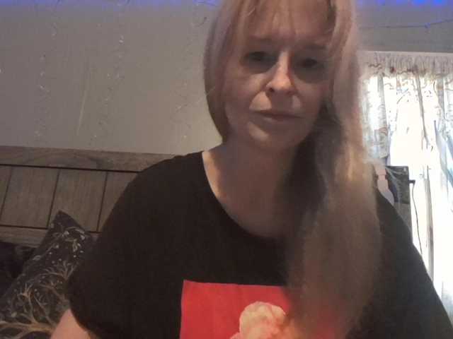 Pizzedwife live cam on BongaCams