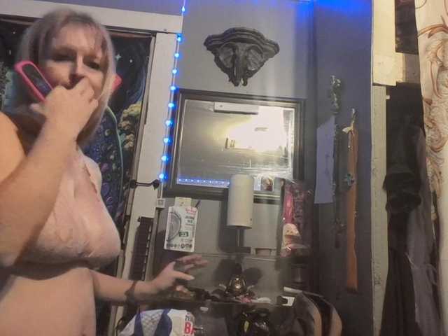 Pizzedwife live cam on BongaCams