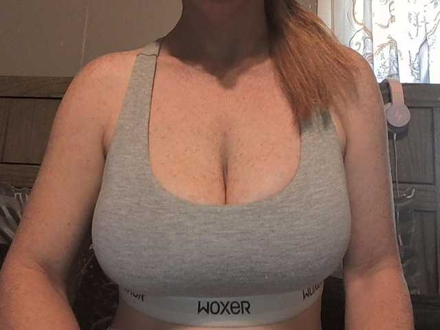 Pizzedwife live cam on BongaCams