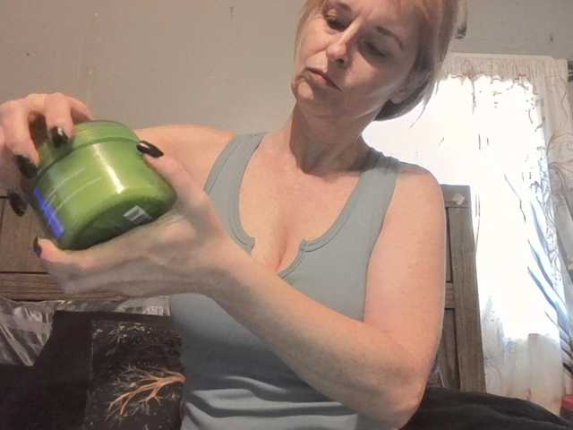 Pizzedwife live cam on BongaCams