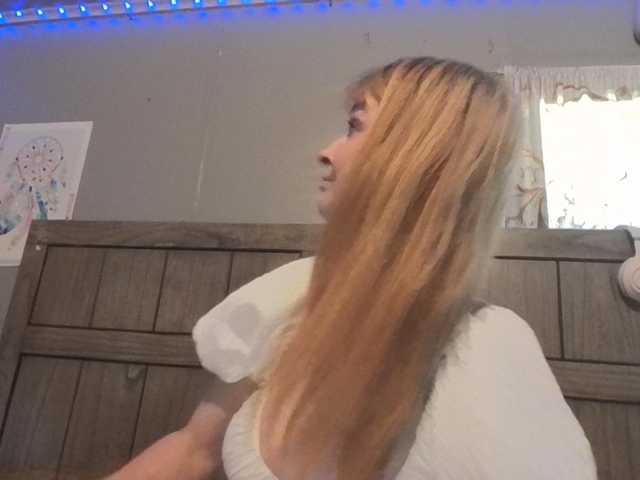 Pizzedwife live cam on BongaCams